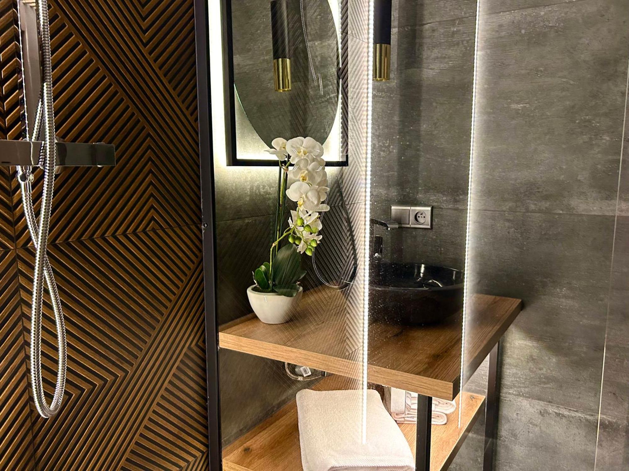 Leo Apartment Suite & Private Spa Zone - Old City Μπρατισλάβα Εξωτερικό φωτογραφία